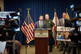 Fiscal de Florida promueve denuncias contra exparejas para su deportación