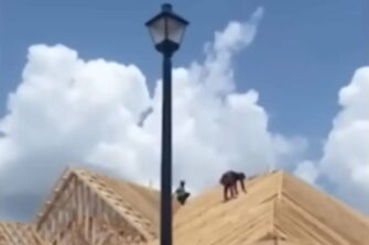 Guatemalteco se refugia en techo para evitar redada de ICE en Alabama