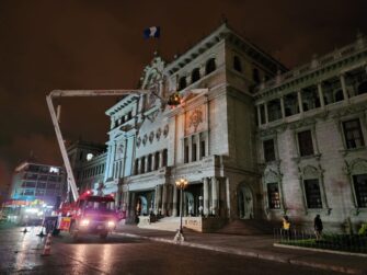 Rescatan a hombre que intentó lanzarse desde el Palacio Nacional en la madrugada