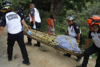 Hallan cadáver en descomposición envuelto en sábanas en barranco de Chinautla