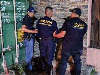 Capturan a agente de la PNC por extorsionar a extranjeras en hospital de Cobán