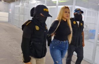 ¿De qué delitos acusan a salvadoreña capturada en carretera a El Salvador?