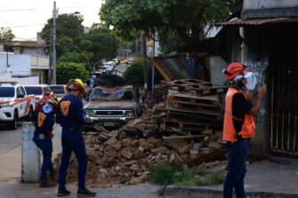 Sismos dejan dos personas soterradas, llaman al teletrabajo en unos departamentos