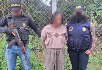 Detienen en Alotenango a mujer acusada de asesinato de joven