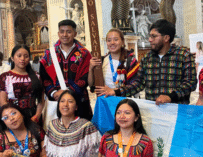 Jóvenes guatemaltecos entregan sombrero típico de Esquipulas al papa León XIV