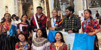 Jóvenes guatemaltecos entregan sombrero típico de Esquipulas al papa León XIV