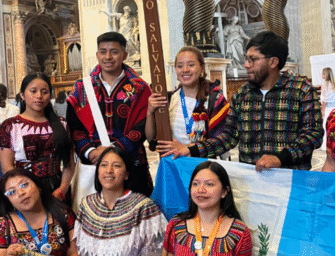 Jóvenes guatemaltecos entregan sombrero típico de Esquipulas al papa León XIV