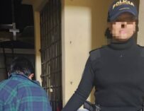 Madre ebria jalaba a su hija de 2 años en la calle; fue consignada