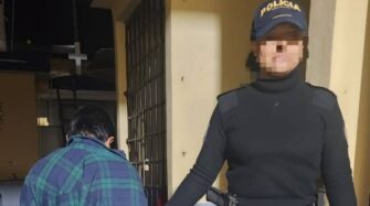Madre ebria jalaba a su hija de 2 años en la calle; fue consignada