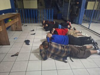 Libera a 11 guardias penitenciarios retenidos en cárceles de la zona 18