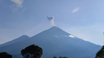 Volcán de Fuego mantiene actividad explosiva y alerta a comunidades cercanas