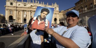 Carlo Acutis se convierte en el primer santo milenial canonizado por el papa León XIV