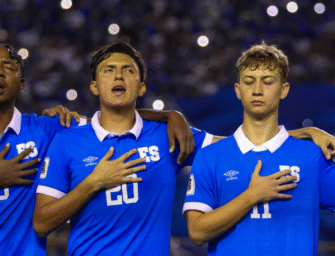 La Federación Salvadoreña de Futbol confirmó este jueves que la selección de El Salvador disputará sus partidos de local ante Panamá y Guatemala en el estadio Cuscatlán, dentro de la eliminatoria rumbo al Mundial 2026. Inicialmente, se había anunciado que los juegos se trasladarían al estadio Jorge “El Mágico” González, debido a que el Cuscatlán estaba reservado para un concierto internacional. Sin embargo, tras gestiones entre el Instituto Nacional de los Deportes de El Salvador (INDES), la empresa organizadora y la banda Guns N’ Roses, se decidió mover el espectáculo musical al Mágico González, liberando así la sede habitual de La Selecta. Yamil Bukele, presidente del INDES, destacó que la decisión atiende al “clamor popular” y permitirá que la afición salvadoreña acompañe a la Azul en el coloso de Monserrat. Los encuentros están programados para el 10 de octubre frente a Panamá y el 14 de octubre ante Guatemala. Con este cambio, El Salvador podrá jugar sus tres compromisos de local en la eliminatoria en el Cuscatlán, uno de los estadios más imponentes de la región, donde la presión de la afición se convierte en un factor determinante.