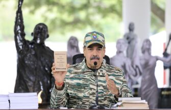 Maduro despliega 25 mil militares en fronteras ante presión de EE. UU.