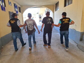 Padre e hijo capturados en Livingston por violencia contra la mujer