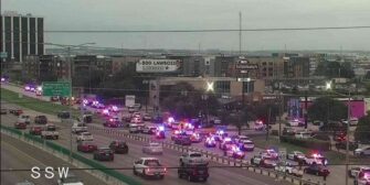 Suben a tres los muertos en tiroteo a centro de ICE en Dallas, Texas