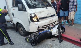 Dos agentes de la PNC resultan gravemente heridos en accidente vial en Santa Lucía Cotzumalguapa