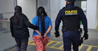 Reclusa en el COF oculta cinco celulares en partes íntimas