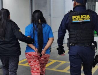 Reclusa en el COF oculta cinco celulares en partes íntimas