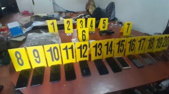 Capturan a “colocha” y “el pana” con droga, arma robada y 19 celulares en San Juan Alotenango