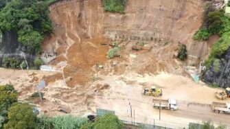 Más de 55 trabajadores del CIV retiran derrumbe en ruta a El Salvador