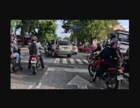 Agente de Tránsito es atropellada y arrastrada por conductora en zona 9, Ciudad de Guatemala