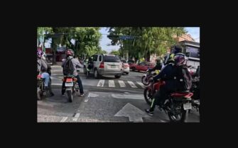 Agente de Tránsito es atropellada y arrastrada por conductora en zona 9, Ciudad de Guatemala