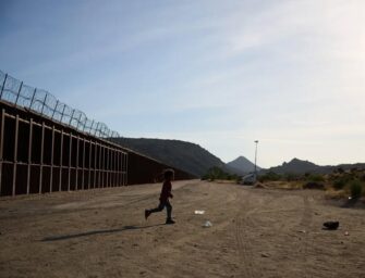 Juez prohíbe a ICE encarcelar a migrantes que fueron menores no acompañados