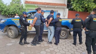 Padre e hijo detenidos tras atacar a agente de la PNC en Zacapa