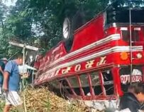 Bus vuelca en la ruta al Pacífico y deja al menos cinco heridos