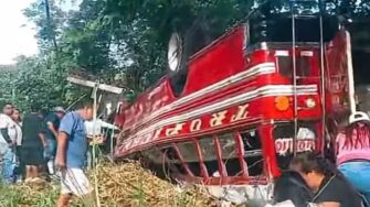 Bus vuelca en la ruta al Pacífico y deja al menos cinco heridos