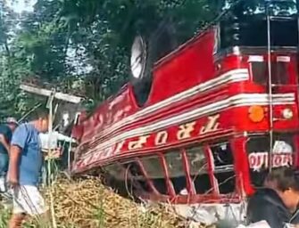 Bus vuelca en la ruta al Pacífico y deja al menos cinco heridos