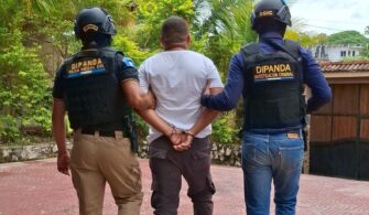 Guardia penitenciario es capturado por recoger Q25 mil de una extorsión en Izabal