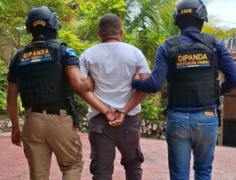 Guardia penitenciario es capturado por recoger Q25 mil de una extorsión en Izabal