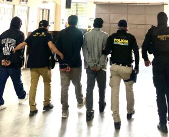 Capturan a tres en Villa Nueva con arma robada y droga