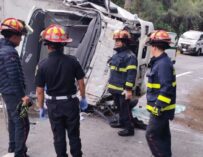 Camión vuelca en la bajada de Las Cañas y deja una persona muerta