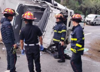 Camión vuelca en la bajada de Las Cañas y deja una persona muerta