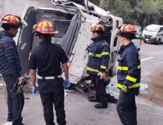 Camión vuelca en la bajada de Las Cañas y deja una persona muerta