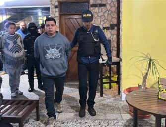 PNC captura a cuatro personas y decomisa arsenal de armas en Santa Elena Barillas