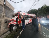 Bus extraurbano se estrella contra vivienda y deja 15 heridos en Villa Canales