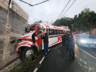 Bus extraurbano se estrella contra vivienda y deja 15 heridos en Villa Canales