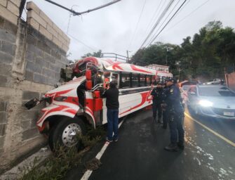 Bus extraurbano se estrella contra vivienda y deja 15 heridos en Villa Canales