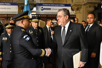 Arévalo acusa al MP de proteger a pandilleros mientras familias de policías exigen justicia