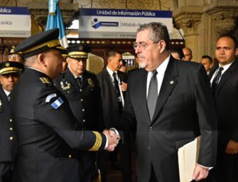 Arévalo acusa al MP de proteger a pandilleros mientras familias de policías exigen justicia