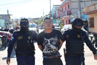 Motocicleta, pistola y fuga fallida: así atraparon a dos presuntos sicarios