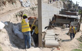 Construyen muros de contención en asentamientos del área metropolitana