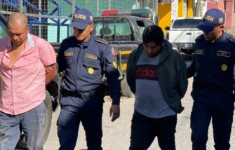 Capturan a dos hombres en flagrancia por robo de mercadería valorada en Q100 mil