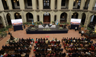 Arévalo presenta Plan de Reparación a víctimas del Conflicto Armado Interno