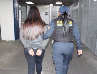 Atropella a motorista en zona 9 y es capturada por orden de estafa propia