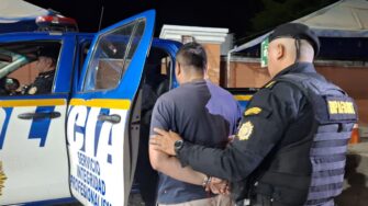 Capturan a hombre que transportaba a seis migrantes en Chiquimula
